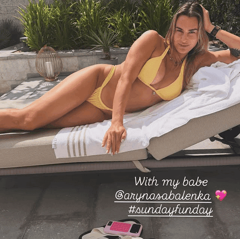 Танец Паулы Бадосы и Сабаленки в купальниках стал хитом соцсетей