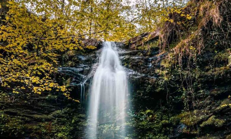Cantabria: ruta otoñal fácil hacia cascadas mágicas para toda la familia