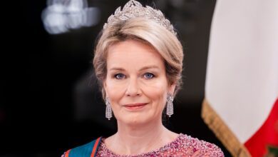 Королева Бельгии Матильда почтила память Джорджо Армани в нарядах от кутюрье