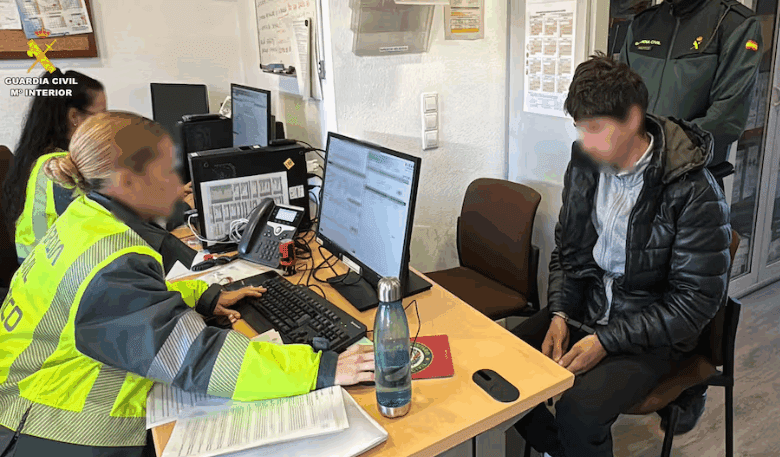 Driver Without License Arrested in La Rioja After 52 km Wrong-Way Chase in Stolen Car