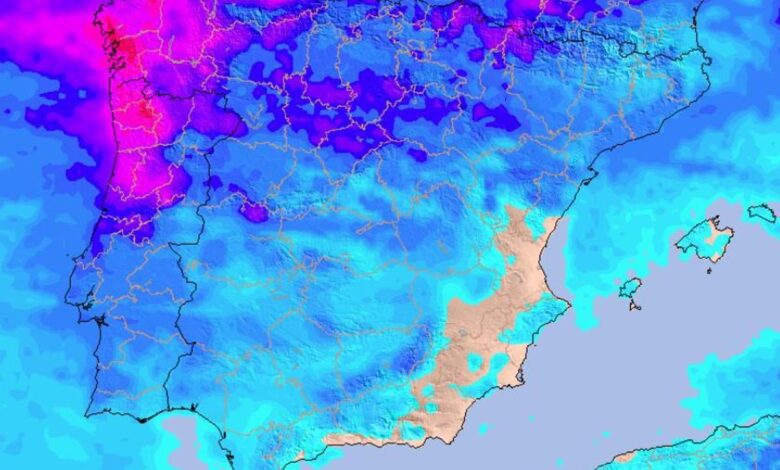 Испанию накрывает новая атлантическая буря с проливными дождями и грозами