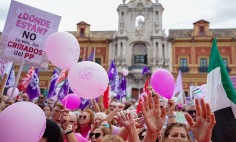Protesta multitudinaria en Sevilla contra el Gobierno andaluz por el escándalo del cribado oncológico