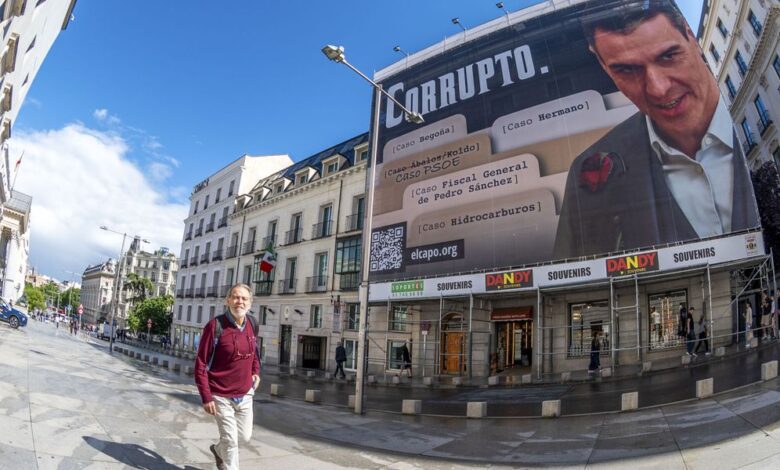 Un tribunal de Madrid ordena a la policía investigar si sigue la campaña contra Sánchez