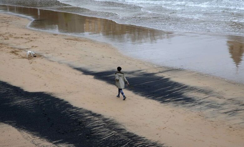 Gijón Residents Demand Solution to Coal Stains on the Beach