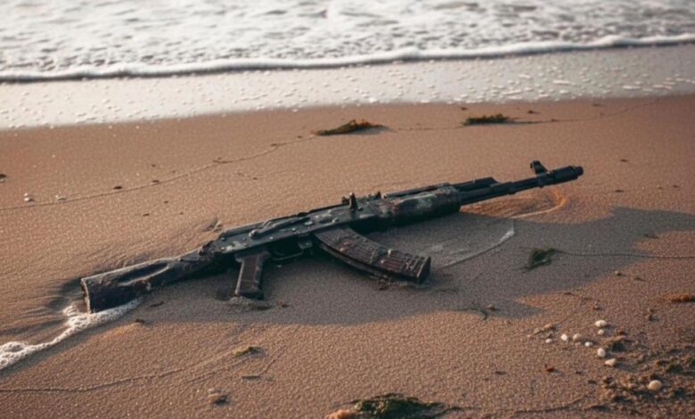 Hallan un fusil Kalashnikov desmantelado en la playa de Villajoyosa: la policía investiga su origen