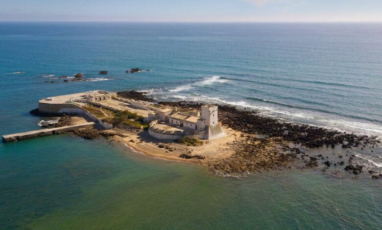 Pequeña isla en Andalucía con un castillo sobre las ruinas de un templo fenicio