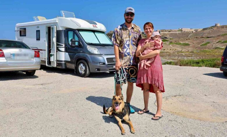 Семья с младенцем вынуждена жить в автодоме на Менорке из-за нехватки жилья