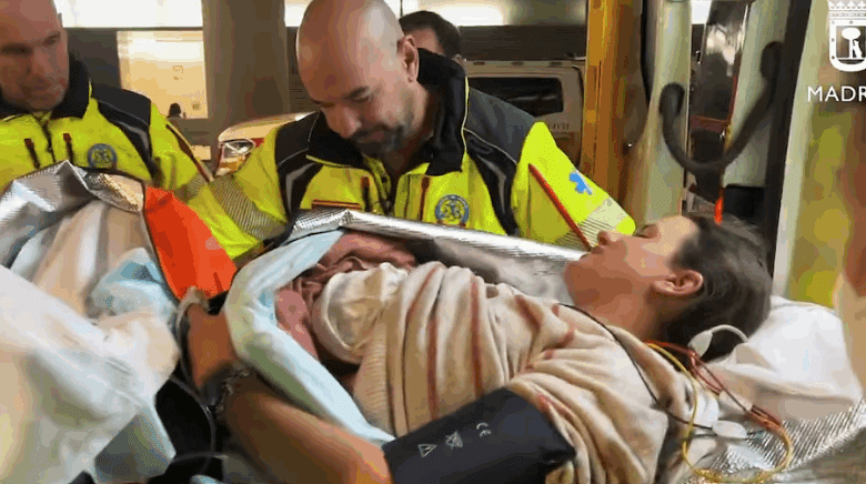 Young Woman Gives Birth to Daughter in the Entrance of Her Madrid Home