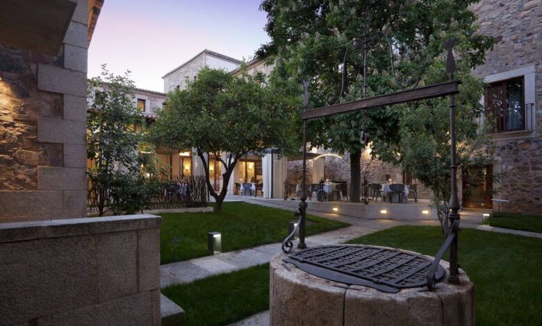 Un hotel-parador único en Cáceres ocupa dos palacios medievales