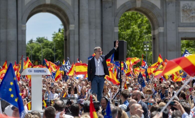 Feijóo Urges PP Supporters to Protest PSOE Corruption Without Vox Involvement