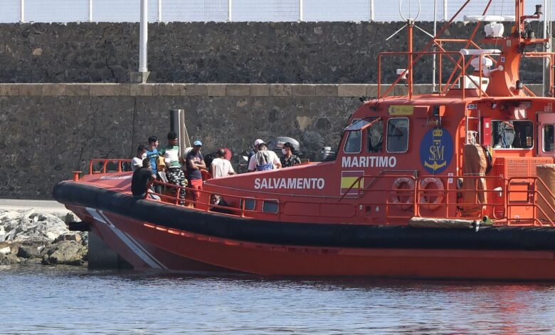Detenido en Almería el organizador de un peligroso transporte de migrantes en una barca sobrecargada