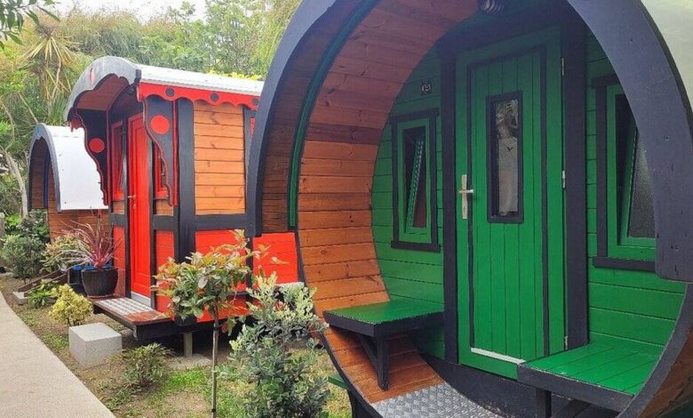 El camping otoñal perfecto en Galicia con bungalows junto a una playa famosa