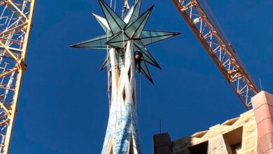 В Барселоне появится гигантская новогодняя ель с уникальной звездой в стиле Гауди