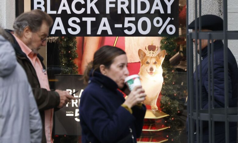 Consumer Rights Expert Reveals How Shops Trick Shoppers on Black Friday
