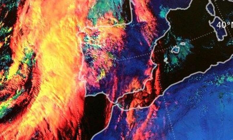 Севилья готовится к ливням и торнадо: город закрывает парки и кладбище