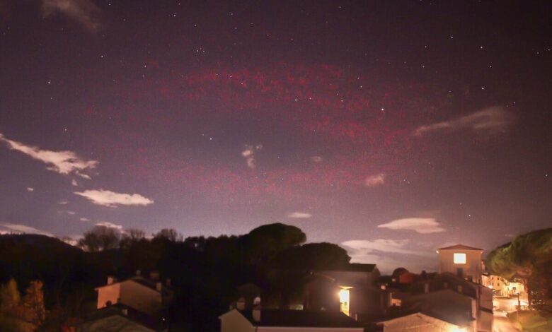 Редкое атмосферное явление: фотограф из Италии снял загадочный световой диск над Альпами