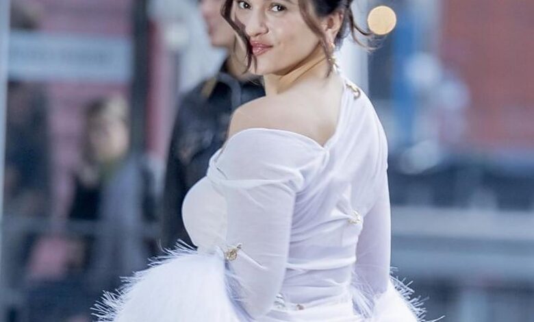 Freud’s Great-Granddaughter Hosts Psychoanalysis Session for Rosalia on Her Couch