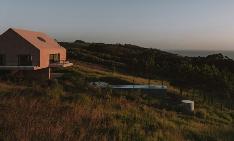 Modern Home on the Portuguese Coast: Minimalism Meets Tradition