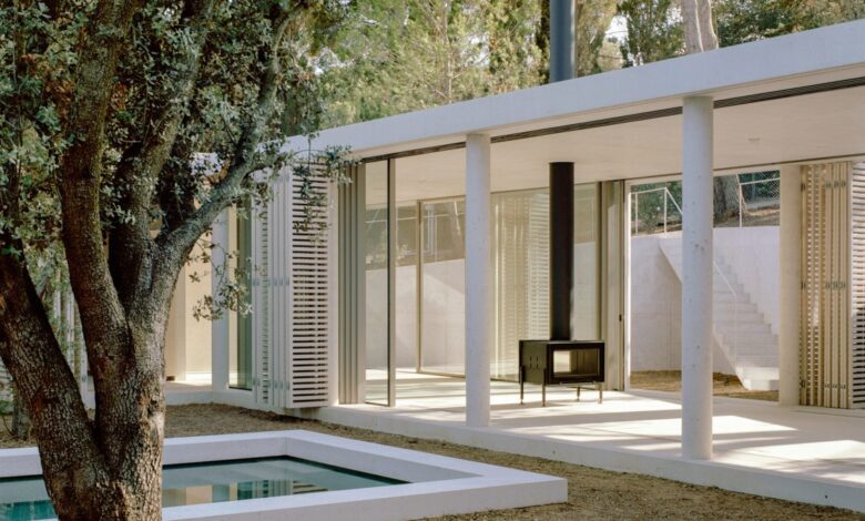 Архитектурный минимализм на побережье: дом-патио в сердце Коста-Брава