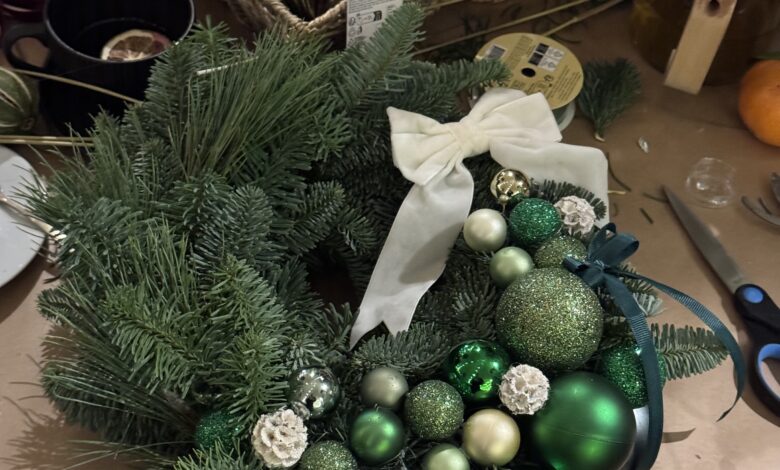 Как украсить дом к Рождеству в 2025 году с помощью стильных венков