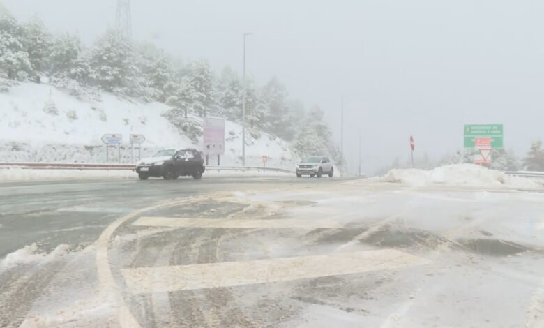 Una tormenta de nieve paraliza el tráfico en Cotos y Navacerrada en Madrid