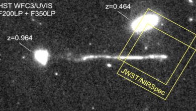 Астрономы зафиксировали след убегающей черной дыры за пределами галактики