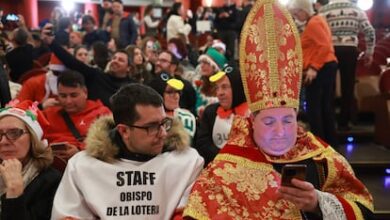 Театр Реал превращается в карнавал: как проходит рождественская лотерея в Мадриде