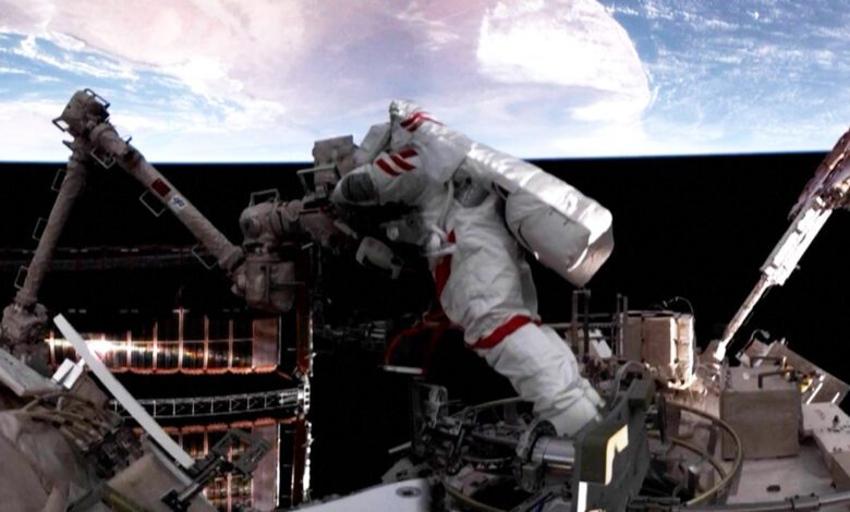 Китайские космонавты провели восьмичасовой выход в открытый космос для проверки повреждений корабля