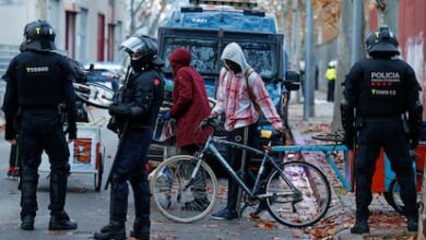 В Каталонии начался массовый выселение мигрантов из бывшего лицея в Бадалоне