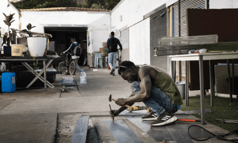 Суд дал 15 дней на выселение 400 мигрантов из бывшего института в Бадалоне