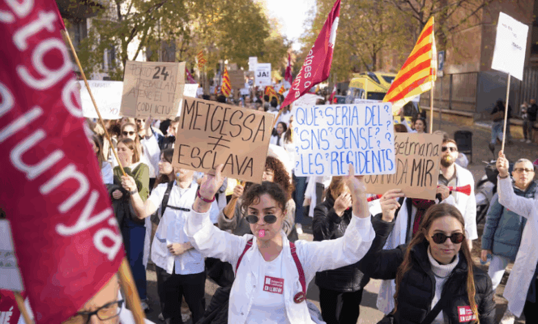 Каталонские врачи вновь вышли на улицы с требованием улучшить условия труда