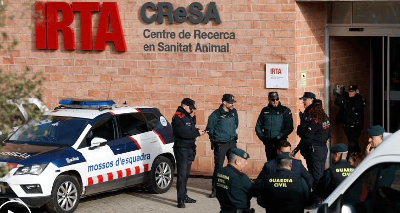 La policía registra el laboratorio CReSA tras un brote de peste porcina africana