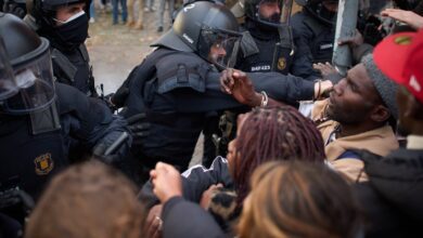 В Каталонии начался массовый выселение мигрантов из заброшенной школы в Бадалоне