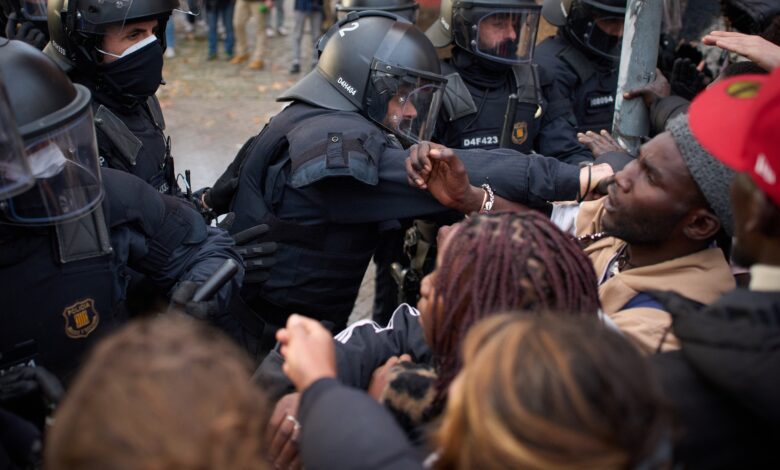 В Каталонии начался массовый выселение мигрантов из заброшенной школы в Бадалоне