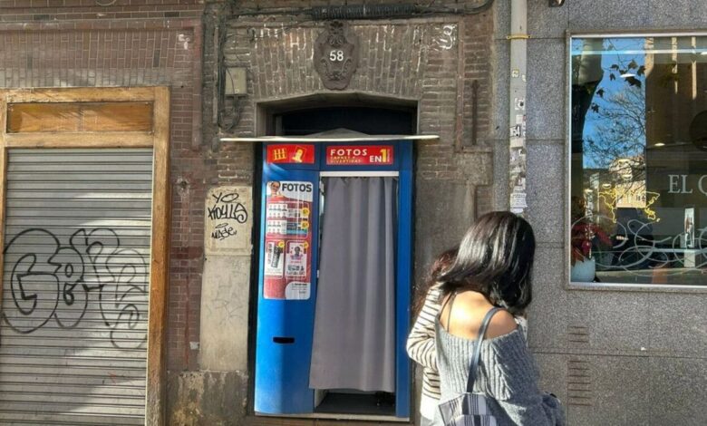 Unusual Entrance in Madrid: Why a Photo Booth Replaces the Door