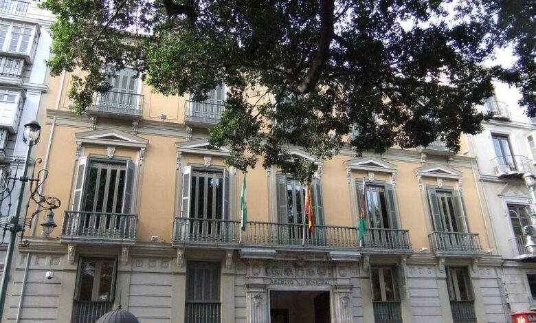 El centro de Málaga estrena una iluminación navideña única en la fachada del archivo histórico