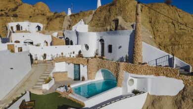 Уникальные пещерные дома с каминами в Испании стали лучшим зимним убежищем