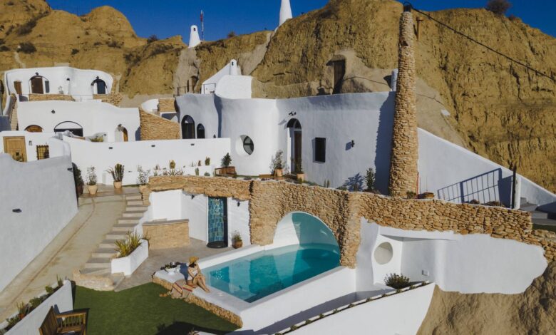Casas cueva únicas con chimeneas en España se convierten en el mejor refugio invernal