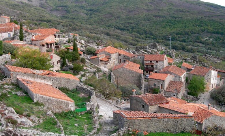 A Fairytale Village in Extremadura Where Homes Are Built from Napoleon’s Castle Stones