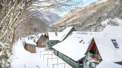 Семейный кемпинг в Пиренеях предлагает идеальный зимний отдых в деревянных бунгало