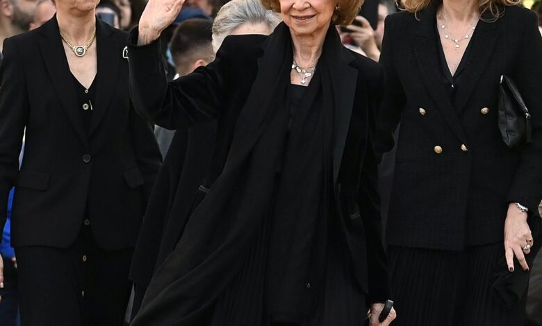 Queen Sofia organized a secret Christmas walk in Madrid with her daughters