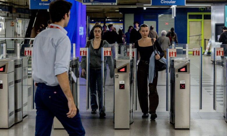 Thousands of fare dodgers enter Madrid Metro every day despite cameras and turnstiles