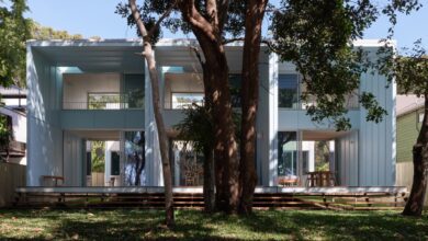 Π’ΡΠΈ ΠΎΠ΄ΠΈΠ½Π°ΠΊΠΎΠ²ΡΡ
Π΄ΠΎΠΌΠ° Π½Π° ΠΎΡΡΡΠΎΠ²Π΅: ΠΊΠ°ΠΊ Π°ΡΡ
ΠΈΡΠ΅ΠΊΡΡΡΠ° ΠΌΠ΅Π½ΡΠ΅Ρ ΡΠ΅ΠΌΠ΅ΠΉΠ½ΡΡ ΠΆΠΈΠ·Π½Ρ