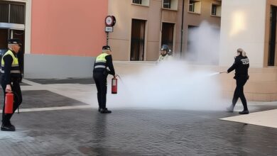 Скандал в центре Мурсии: пожарный устроил акцию протеста с огнем