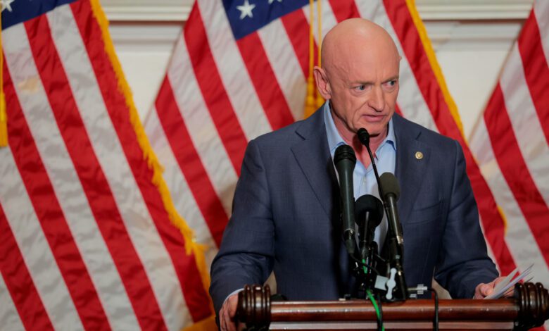 El senador Mark Kelly en riesgo de descenso de rango tras mensaje en video a militares