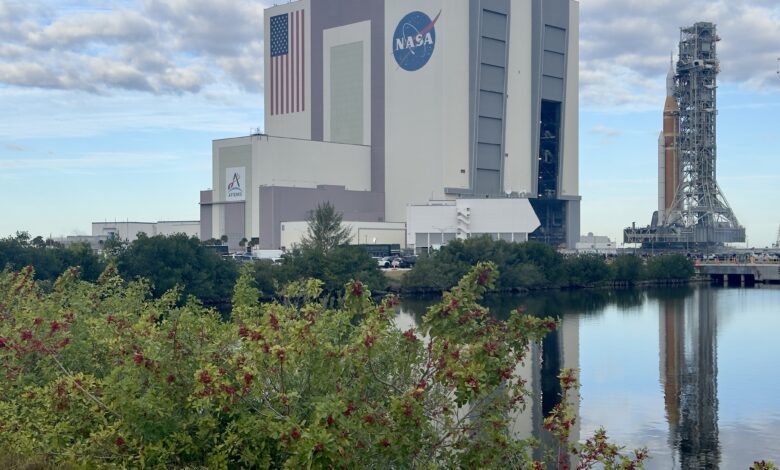 Гигантский SLS Artemis 2 выкатили к стартовой площадке для лунной миссии NASA