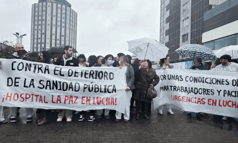 La Paz Medical Staff Hold Street Protest as Patients Remain in Corridors and Doctors Are Overwhelmed