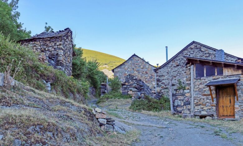 Pueblos abandonados de León que recobran vida en verano y guardan sus secretos