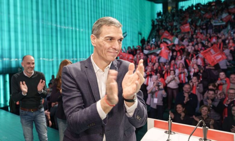 Pedro Sánchez urges Socialists to stand firm and vows to serve full term