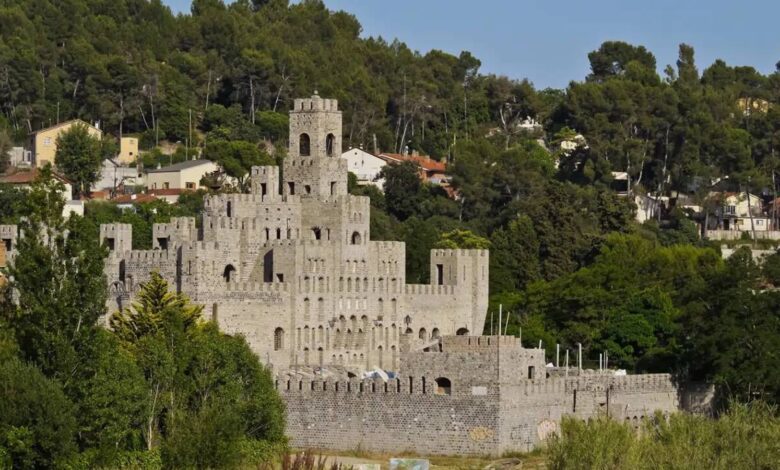 Castillo enigmático cerca de Barcelona colección de antigüedades escándalos y misterios del propietario